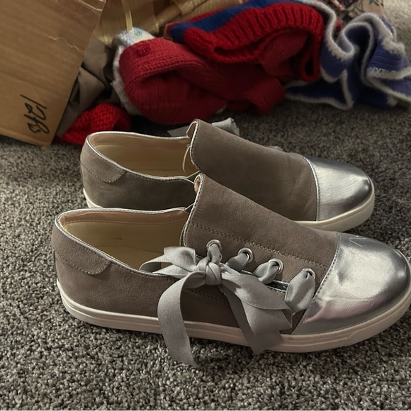 Shoes - Picture 2 of 4